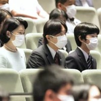 第46回全国高校総合文化祭の総合開会式に出席される秋篠宮ご夫妻と長男悠仁さま＝31日午後、東京都千代田区の東京国際フォーラム（代表撮影）