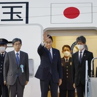NPT再検討会議に出席するため、米ニューヨークへ出発する岸田首相（中央）＝31日夕、羽田空港