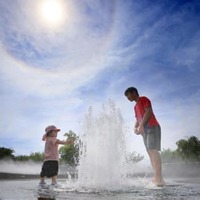 猛暑日が続く中、群馬県伊勢崎市の公園の噴水で遊ぶ子ども＝2日午後