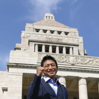 国会に初登院しポーズをとる参政党の神谷宗幣参院議員＝3日午前8時55分