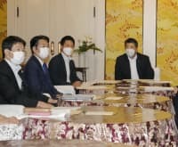 国会内で開かれた、政府と与野党の新型コロナウイルス対策に関する連絡協議会＝4日午前