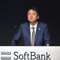 記者会見するソフトバンクの宮川潤一社長＝4日午後、東京都港区