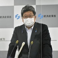 記者会見する萩生田経産相＝5日午前、経産省