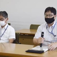 記者会見する兵庫県尼崎市の中嶋成介市議会事務局長（右）＝5日午後、尼崎市役所