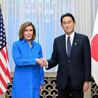 会談前にペロシ米下院議長（左）と握手をする岸田首相＝5日午前、首相公邸（代表撮影）