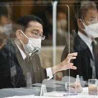 被爆者団体代表らとの面会で発言する岸田首相（左）＝6日午前10時46分、広島市