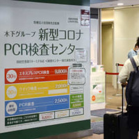 羽田空港内のPCR検査センターに入る利用者＝6日午前