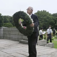 横浜市の英連邦戦死者墓地で献花に向かう日本基督教団の関田寛雄牧師＝6日午前