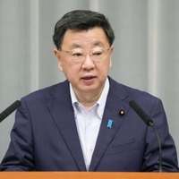 記者会見する松野官房長官＝8日午前、首相官邸