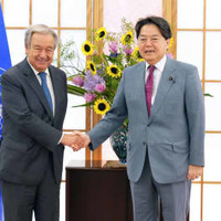 会談を前に、握手を交わす国連のグテレス事務総長（左）と林外相＝8日午前、外務省