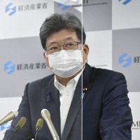 記者会見する萩生田経産相＝8日午前、経産省