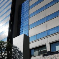 公正取引委員会（中央合同庁舎第6号館B棟）＝2015年12月、東京都千代田区
