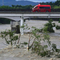 大雨で増水した青森県弘前市の岩木川＝10日午前5時30分