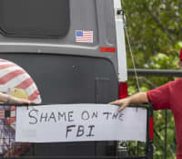 FBIの家宅捜索に抗議するトランプ前米大統領支持派＝9日、米フロリダ州パームビーチ（UPI＝共同）