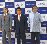 公開討論会に出席した沖縄県知事選の立候補予定者＝14日午後、那覇市
