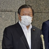 オースティン米国防長官との電話会談後、記者団の取材に応じる浜田防衛相＝16日午前、防衛省