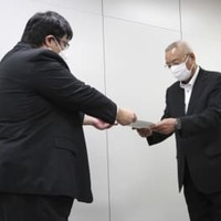 命令書を受け取る焼津漁協の橋ケ谷長生組合長（右）＝18日午前、静岡県庁