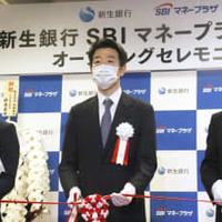 オープンニングセレモニーでテープカットする新生銀行の川島克哉社長（中央）ら＝18日、東京都豊島区