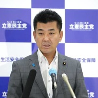 記者会見する立憲民主党の泉代表＝19日午前、国会