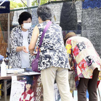 拉致被害者の早期救出を求め、署名を呼び掛ける曽我ひとみさん＝19日午前、新潟県佐渡市