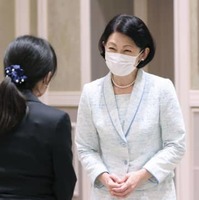 出産や子育てによる中断を経て現場復帰した女性研究者らの交流会で、出席者と話される秋篠宮妃紀子さま＝19日午後、東京都港区の明治記念館（代表撮影）