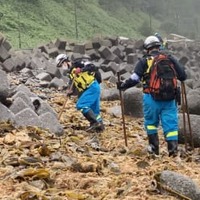 知床半島の沿岸で行方不明者の捜索に当たる警察官ら＝19日午前、北海道羅臼町（北海道警提供）