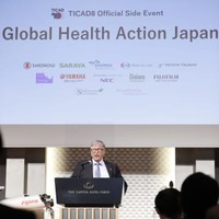 アフリカ開発会議に向け開かれたシンポジウムで発言するビル・ゲイツ氏＝19日午後、東京都内のホテル
