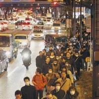 東日本大震災で電車などがストップし、歩いて帰宅する人たち＝2011年3月11日、東京都世田谷区
