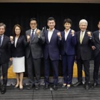立憲民主党の両院議員総会を終え、記念写真に納まる（左から）大串選対委員長、安住国対委員長、（1人おいて）岡田幹事長、泉代表、西村代表代行、逢坂代表代行、長妻政調会長ら＝26日午前、国会
