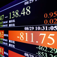 下げ幅が一時800円を超えた日経平均株価を示すモニター＝29日午前、東京・東新橋