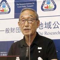 記者会見する地域公共交通総合研究所の小嶋光信代表理事＝29日午後、岡山市