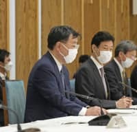 東京電力福島第1原発の処理水処分に関する関係閣僚会議で、あいさつする松野官房長官（左から2人目）＝30日午前、首相官邸