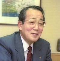 インタビューに答える京セラ会長時代の稲盛和夫さん＝1992年2月