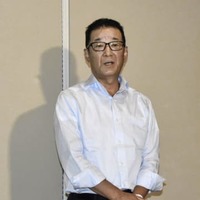 大阪市役所で記者団の取材に応じる日本維新の会前代表の松井一郎市長＝30日午後