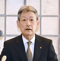 記者会見する伊勢神宮大宮司の久邇朝尊氏＝31日午前、三重県伊勢市