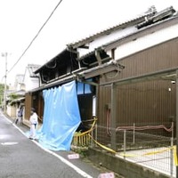 男女2人の遺体が見つかった奈良県天理市の住宅＝1日正午ごろ