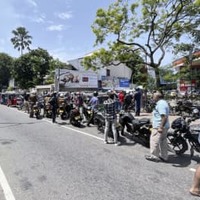 7月、スリランカの最大都市コロンボの給油所で長い列をなす人たち（共同）