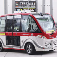 電気自動車の自動運転実証実験で使用するナビヤ社製の小型バス「アルマ」＝1日午後、名古屋市