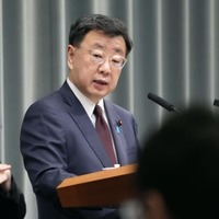 記者会見する松野官房長官＝5日午前、首相官邸