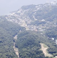 静岡県熱海市の大規模土石流の起点付近（手前）。上は熱海市の市街地＝7月2日