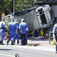 事故で歩道に乗り上げたワゴン車＝6日午前10時20分、東京都江戸川区