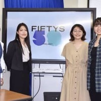 記者会見で女性候補者を支援する運動「FIFTYS　PROJECT」を発表した能條桃子さん（右から2番目）ら＝6日午後、厚労省
