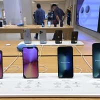 アップルのスマートフォン「iPhone（アイフォーン）」の新型「13」シリーズの4機種＝2021年9月、東京都内