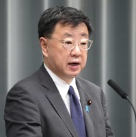記者会見する松野官房長官＝7日午前、首相官邸