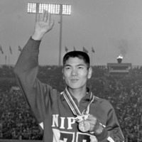 1964年10月、東京五輪男子マラソンで銅メダルを獲得した円谷幸吉さん＝国立競技場