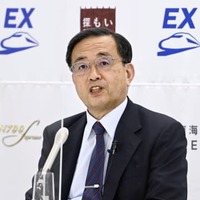 記者会見するJR東海の金子慎社長＝8日午後、名古屋市