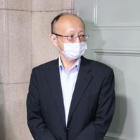 財務省と金融庁、日銀による会合後、記者会見する神田真人財務官＝8日午後、財務省