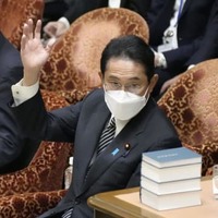 衆院議運委で発言のため挙手する岸田首相＝8日午後