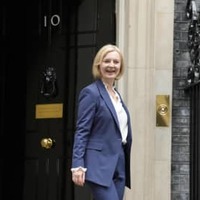 英議会に向かうため首相官邸を出るトラス首相＝7日（AP＝共同）