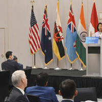 会合であいさつするレモンド米商務長官。左端は西村経産相＝8日、米ロサンゼルス（共同）
